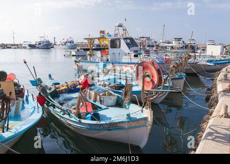 Ayia Napa, Zypern - 11. Juni 2018: Griechische Fischerboote liegen an einem sonnigen Tag im Yachthafen von Agia Napa vor Stockfoto