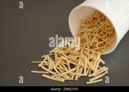 Türkische Nudeln auf schwarzem Hintergrund. Handgefertigt. Türkische Pasta. Traditionelle türkische Küche. Stockfoto