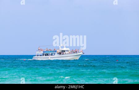 Ayia Napa, Zypern - 12. Juni 2018: Vergnügungsboot mit Touristen an einem sonnigen Tag nahe der Zypernküste Stockfoto