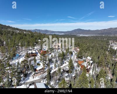 Blick aus der Vogelperspektive auf Big Bear Lake Village mit Schnee, Südkalifornien, USA Stockfoto