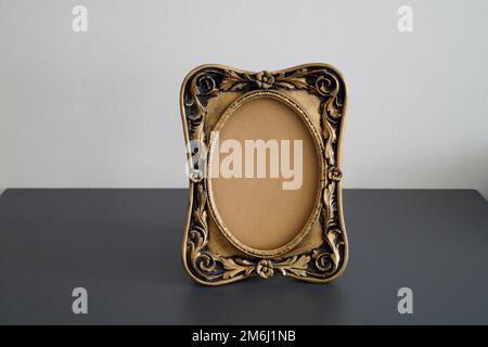 Hohler alter Bilderrahmen auf dem Tisch Stockfoto