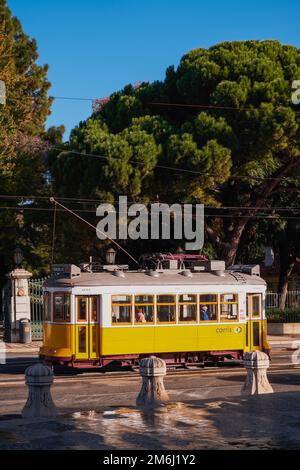 Die berühmte und berühmte alte Straßenbahn Nr. 28 in der Basilica da Estrela, eine barocke katholische Kirche in Lissabon, Portugal Stockfoto