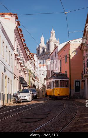 Die berühmte Vintage Tram Nr. 28 in Alfama, Lissabon, Portugal Stockfoto