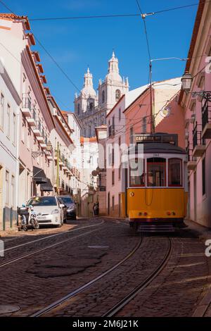 Die berühmte Vintage Tram Nr. 28 in Alfama, Lissabon, Portugal Stockfoto