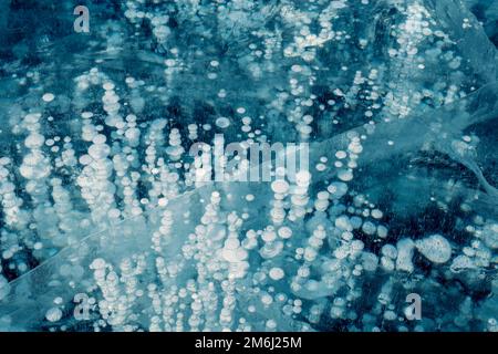 Blaues Eis und gefrorene Blasen am Baikal Stockfoto