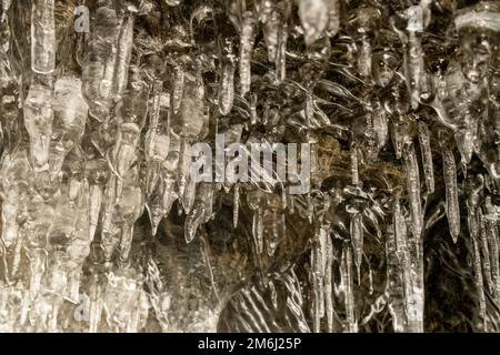 Eiszapfen in der Höhle am Baikalsee Stockfoto