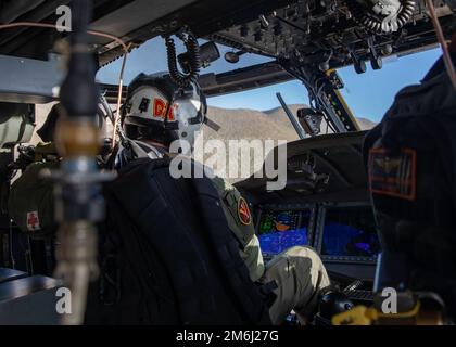 LT. Dylan Kelly, dem Helicopter Sea Combat Squadron (HSC) 5 zugeteilt, fliegt einen Mh-60s Knighthawk Helikopter, der einen Flug zur Vertrautmachen am Tag am Naval Air Station Fallon, 28. April 2022, fliegt. Carrier Air Wing (CVW) 7 ist die offensive Luft- und Streikkomponente der Carrier Strike Group (CSG) 10 und der George H.W. Buchse CSG. Die Geschwader von CVW-7 sind die Strike Fighter Squadron (VFA) 143; VFA-103; VFA-86; VFA-136; Electronic Attack Squadron (VAQ) 140; die Carrier Airborne Early Warning Squadron (VAW) 121; HSC-5 und die Helicopter Maritime Strike Squadron (HSM) 46. Stockfoto