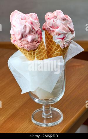 Rosafarbenes Eis in Zapfen auf dem Restauranttisch Stockfoto