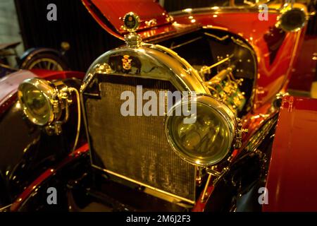 Amman, Jordanien, 07. Dezember 2018 : Packard Twelve, Dual-Cowl Phaeton 1938, Body by Rollston bei der Ausstellung im King Abdullah II. Automuseum in Vormittag Stockfoto