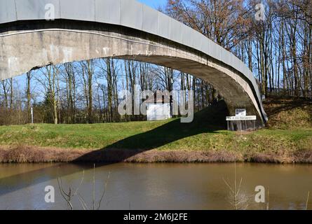 Brücke an der Weser im Dorf Doerverden, Niedersachsen Stockfoto