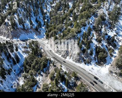 Die Serpentine Road im Snow Mountain im San Bernardino National Forest aus der Vogelperspektive; Stockfoto