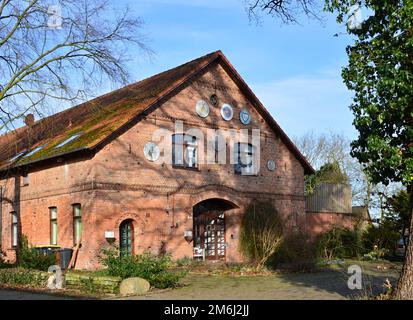 Typische norddeutsche Architektur im Dorf Eilte, Niedersachsen Stockfoto