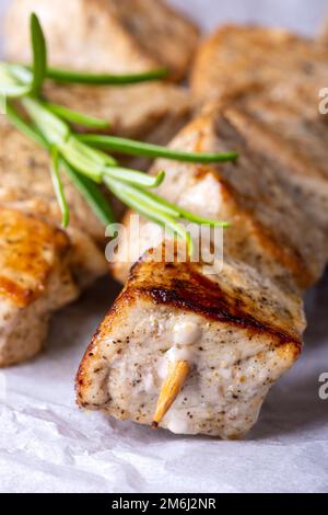 Griechischer Souvlaki auf dunklem Holz Stockfoto