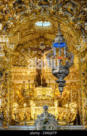 Altar aus altem und historischem Barockkirchengolz Stockfoto