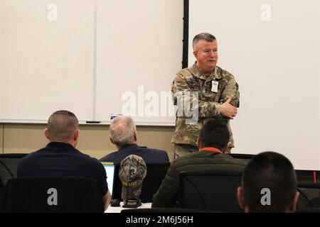 USA General Darrell Guthrie, Befehlshaber der 88. Readiness Division, hört während der Area Maintenance Support Activity/Equipment Concentration Site Supervisors Workshop in Fort Snelling, Minn., am 28. April 2022 eine Frage an. Stockfoto