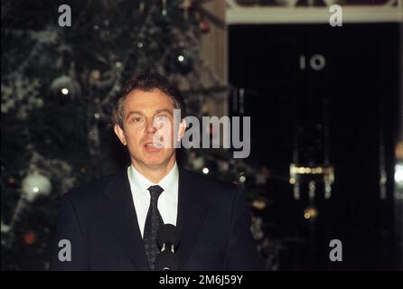 Der Labour-Premierminister Tony Blair sprach vor der Downing Street Nr. 10 am Tag der "Operation Desert Fox, der Bombenanschlag auf den Irak" am 16. Dezember 1998. Stockfoto