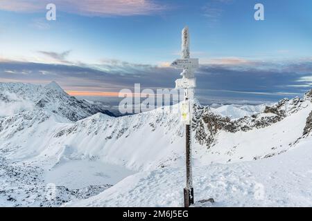 Schneebedeckte Schilder auf dem Zawrat Pass in den winterlichen Tatra Mountains. Stockfoto