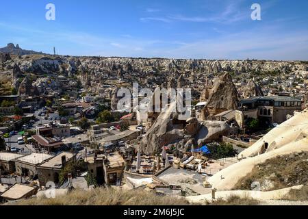 Wunderschöne Aussicht auf die Berge und Felsen in Kappadokien, Türkei Stockfoto