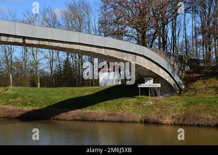 Brücke am Staudamm über die Weser im Dorf Doerverden, Niedersachsen Stockfoto