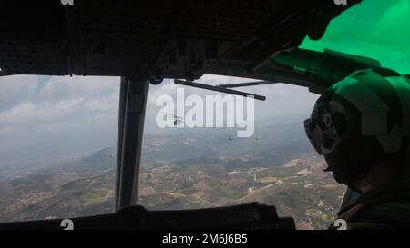 WIR. Marine Corps 1. LT. Nathan Dolan, ein UH-1Y Venom Pilot aus Hoffman, Illinois, mit Marine Light Attack Helicopter Training Squadron (HMLAT) 303, Marine Aircraft Group 39, 3. Marine Aircraft Wing führt einen Massenflug im Marine Corps Base Camp Pendleton, Kalifornien, 28. April 2022. HMLAT-303 ist das Ersatzgeschwader für die Maschinen der H-1-Serie, das für die Ausbildung von Marines verantwortlich ist, um die Angriffshubschrauber des Marine Corps sicher zu fliegen. Die Marines mit HMLAT-303 demonstrierten die taktischen Fähigkeiten und die Kampfkraft der H-1-Plattform, indem sie diesen Massenflug absolvierten und weiter zum Trai gingen Stockfoto