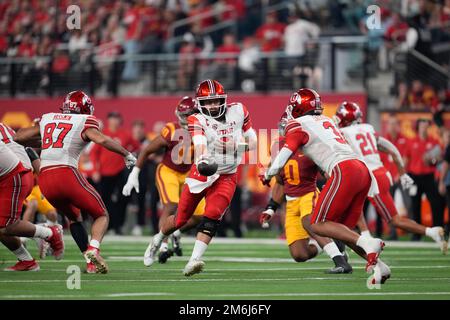 Utah Utes Quarterback Cameron Rising (7) übergibt den Ball an Utah Utes Quarterback Ja'Quinden Jackson (3) gegen die südkalifornischen Trojaner Dur Stockfoto