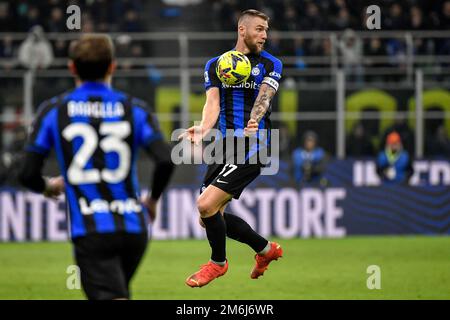 Mailand, Italien. 04. Januar 2023. Mailand Skriniar vom FC Internazionale in Aktion während des Fußballspiels der Serie A zwischen dem FC Internazionale und SSC Napoli im Stadion San Siro in Mailand (Italien), 4. Januar 2023. Foto Andrea Staccioli/Insidefoto Credit: Insidefoto di andrea staccioli/Alamy Live News Stockfoto