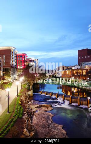 Die Eugenia Duke Brücke über den Reedy River in der malerischen Innenstadt von Greenville SC, mit Falls Park, Wanderwegen und Geschäften Stockfoto