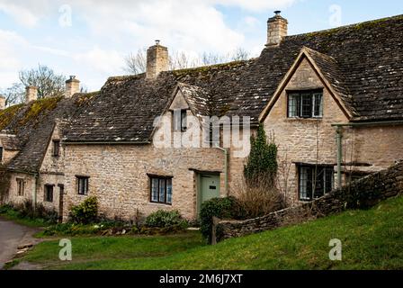 Altes traditionelles romantisches englisches Landhaus aus Stein Stockfoto