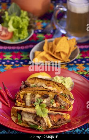 Gegrillte mexikanische Tacos auf einem Teller Stockfoto