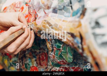 Man Mosaik Meister, der Salt Glas Mosaik Panel macht. Männlicher Mosaiker bei der Arbeit. Stockfoto