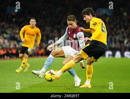 Aston Vills Matty Cash (links) und Wolverhampton Wanderers Hugo Bueno kämpfen beim Premier League-Spiel in Ashton Gate, Birmingham, um den Ball. Bilddatum: Mittwoch, 4. Januar 2023. Stockfoto