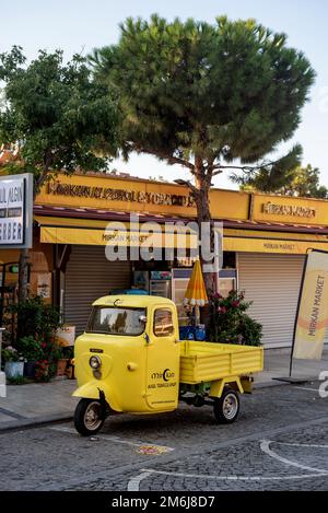 Akyaka, Mugla, Türkei. Am 8. 2022. September Parkte Ein hellgelber Lieferwagen vor einem Marktladen in der Stadt Akyaka an der türkischen Riviera von Cittaslow Stockfoto