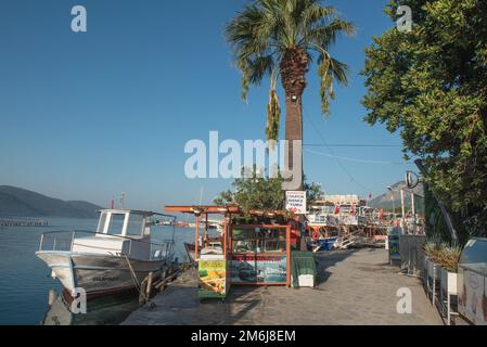 Akyaka, Mugla, Türkei. Am 8. 2022. September legte Ein Boot im wunderschönen Hafen der Küstenstadt Akyaka an der türkischen Riviera an der Südwestküste von an Stockfoto