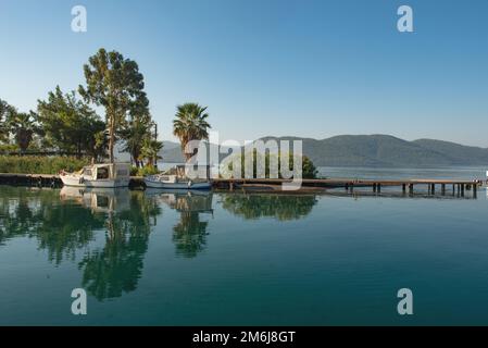 Akyaka, Mugla, Türkei. September 8. 2022 Boote liegen im wunderschönen Hafen der Küstenstadt Akyaka an der türkischen Riviera an der Südwestküste von T vor Anker Stockfoto