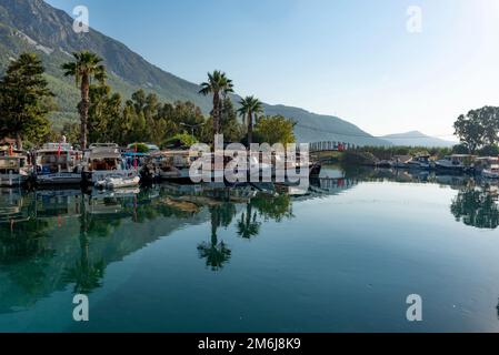 Akyaka, Mugla, Türkei. September 8. 2022 Boote liegen im wunderschönen Hafen am Eingang zum Azmak River an der türkischen Riviera an der Küste vor Anker Stockfoto