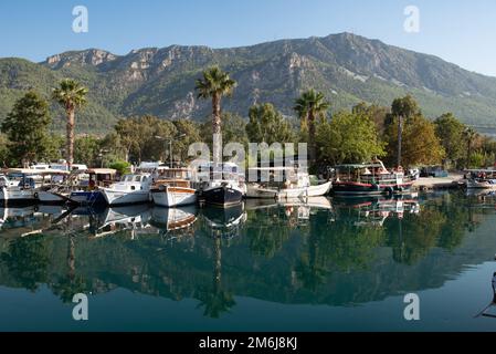 Akyaka, Mugla, Türkei. September 8. 2022 Boote liegen im wunderschönen Hafen der Küstenstadt Akyaka an der türkischen Riviera an der Südwestküste von T vor Anker Stockfoto