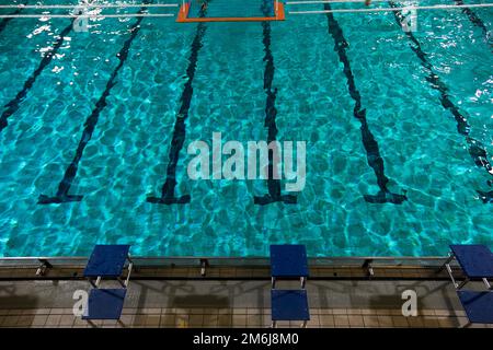 Wasserpolo-Tor. Die Wasserpolo-Tore schwimmen auf dem Wasser im Swimmingpool mit Wegen Stockfoto