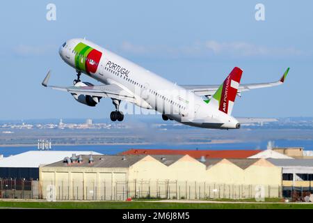 TIPPE AUF Air Portugal Airbus A321, die abhebt. Flugzeug A321 von TAP Portugal, Abflug. Stockfoto