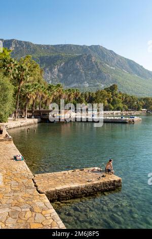 Akyaka, Mugla, Türkei. September 8. 2022 Badepromenade am Golf von Gokova und Akyaka Strand in der Nähe des beliebten Touristenresorts Marmaris, Mugla Stockfoto