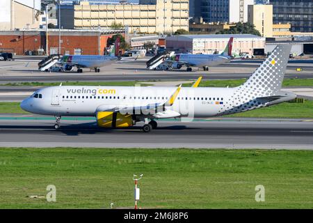 Vueling Airlines A320 Landung am Flughafen Lissabon. Flugzeug A320 der spanischen Billigfluggesellschaft. Flugzeuge der Vueling Airlines. Stockfoto