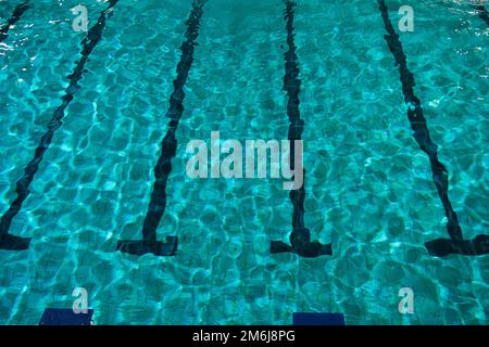 Wasserpolo-Tor. Die Wasserpolo-Tore schwimmen auf dem Wasser im Swimmingpool mit Wegen Stockfoto