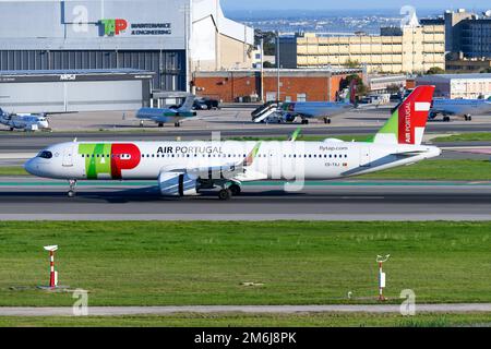 TIPPE AUF Air Portugal Airbus A321neo Flugzeuglandung. Flugzeug A321 NEO TAP Portugal bei Ankunft am Flughafen Lissabon. Wartungs- und Engineering-Hangar für Armaturen. Stockfoto