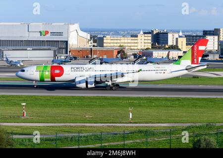 TIPPEN Sie auf Air Portugal Airbus A330 Neo Flugzeug Landung am Flughafen Lissabon. Flugzeug A330neo von TAP Portugal. Stockfoto