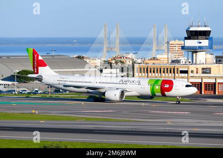 AIR Portugal Airbus A330 Neo Flugzeug am Flughafen Lissabon mit Vasco da Gama Brücke und ATC Tower dahinter. Flugzeug A330neo von TAP Portugal. Stockfoto