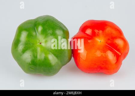 Paprika. Pfeffer isoliert auf weißem und grauem Hintergrund. Roter und grüner Pfeffer. Mit Beschneidung der Bahn. Nahaufnahme Makrofoto Stockfoto