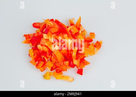 Set frischer, ganzer und in Scheiben geschnittener süßer grüner Paprika, isoliert auf weißem Hintergrund. Blick von oben. Gemüse schneiden. Zubereitung von Speisen und Salat Stockfoto