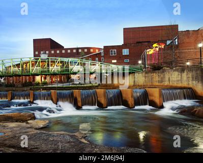 Die Eugenia Duke Bridge über den Reedy River im malerischen Stadtzentrum von Greenville, South Carolina Stockfoto