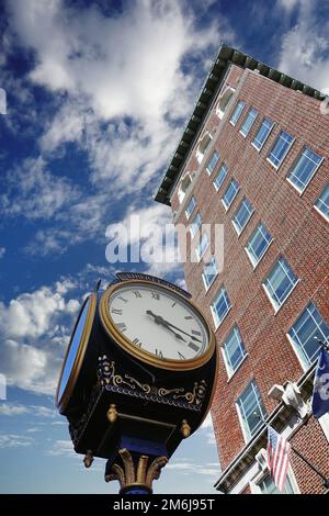 Uhr an der Ecke von Court St und Main St in der Innenstadt von Greenville SC Stockfoto