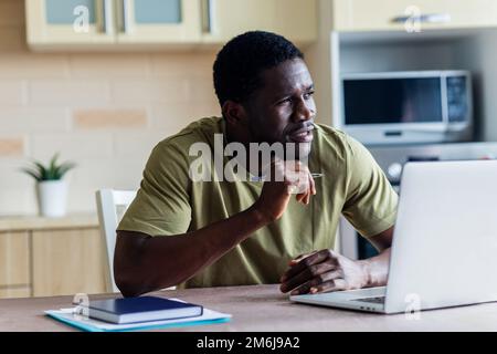 lateinamerikanischer freiberufler mit Laptop, der online von zu Hause aus arbeitet Stockfoto