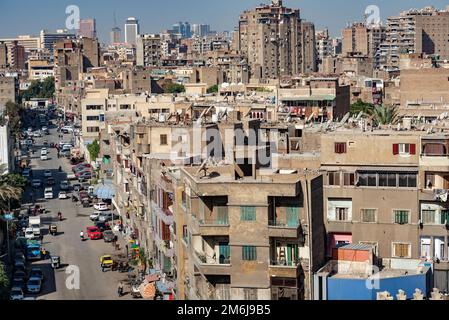 Kairo, Ägypten. November 29. 2022 überfülltes Stadtbild von Kairo, der dicht besiedelten Hauptstadt Ägyptens. Stockfoto